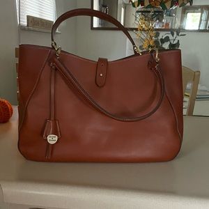 I’m selling my lightly used Dooney and Bourke hand bag.